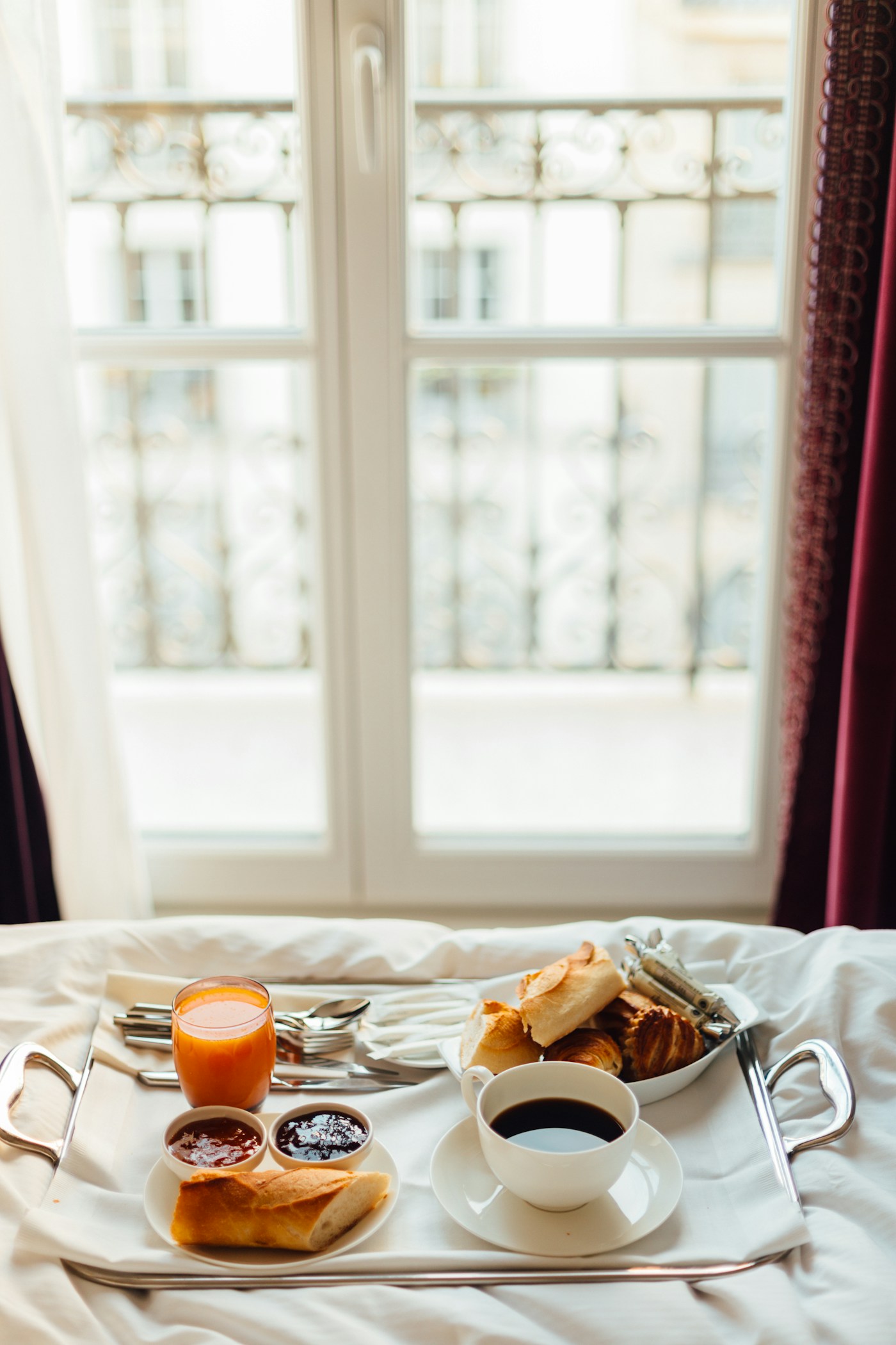 Colazione servita in una camera di hotel