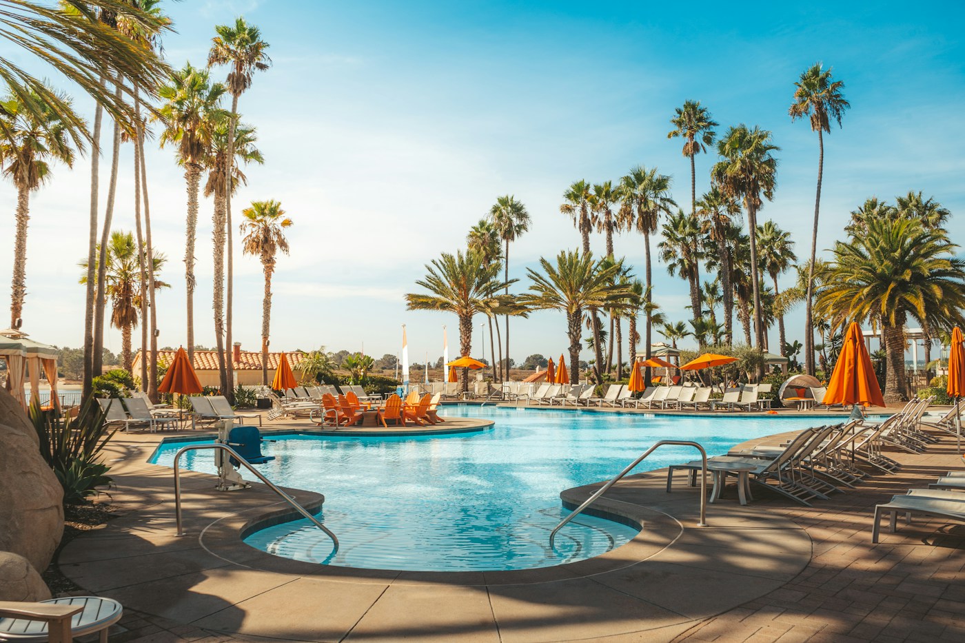 Piscina di un resort tra le palme